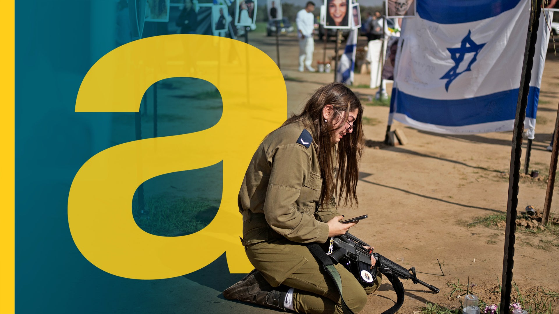 Eine Frau mit einem Maschinengewehr, die vor einer israelischen Flagge kniet.