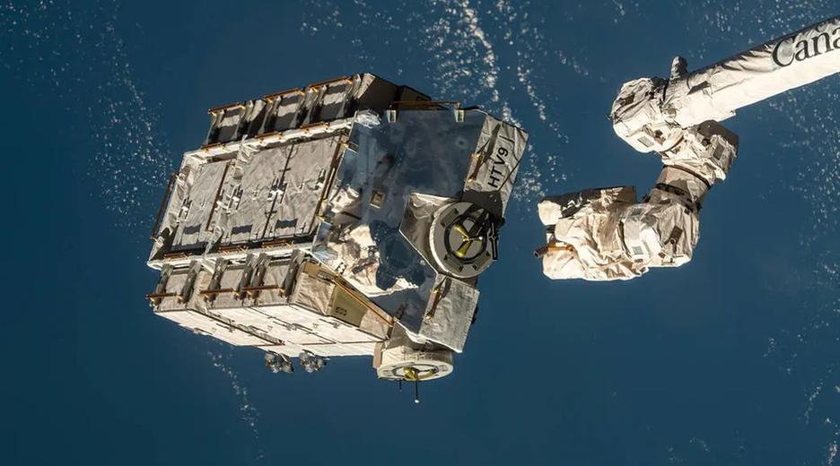 Ein ausrangiertes Batteriepaket der Internationalen Raumstation ISS