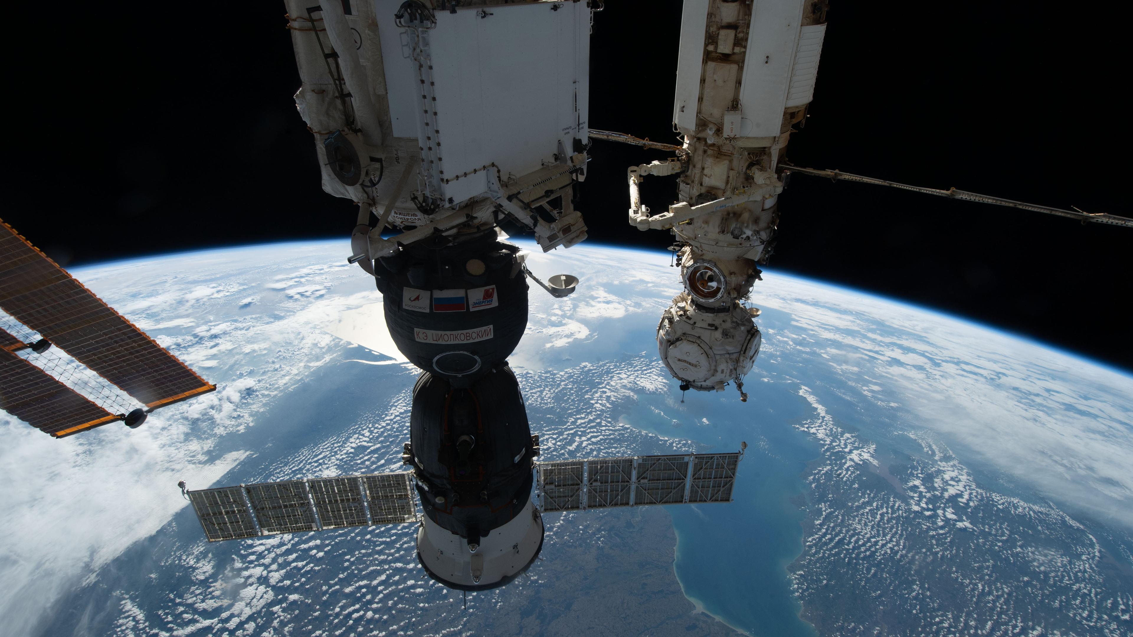 Die Sojus MS-22 ist im Vordergrund zu sehen, während die Internationale Raumstation ISS 264 Meilen über Europa kreist. 