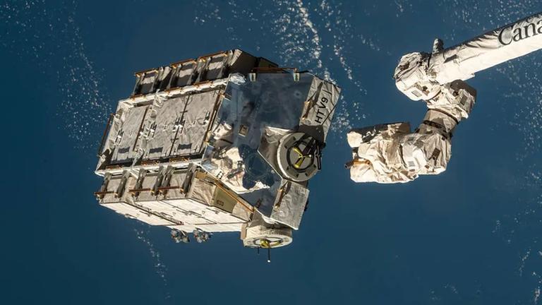 Eine externe Palette mit ausgedienten Nickel-Wasserstoff-Batterien wurde vom Canadarm2-Roboterarm der Internationalen Raumstation ISS freigegeben.