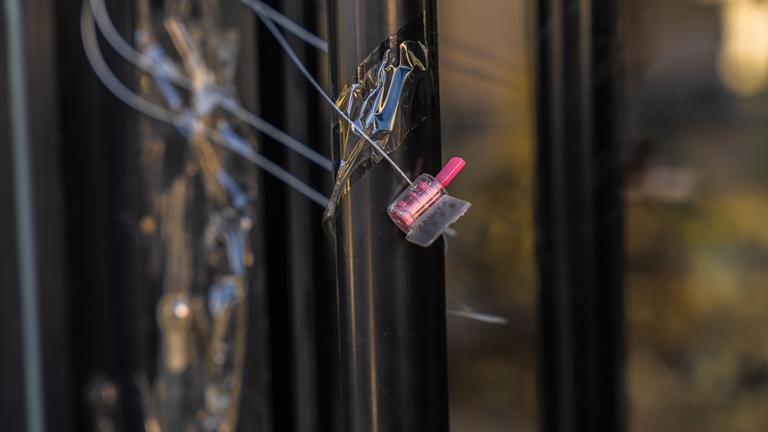 Die Tür eines Hoteleingangs in Istanbul ist verplombt.