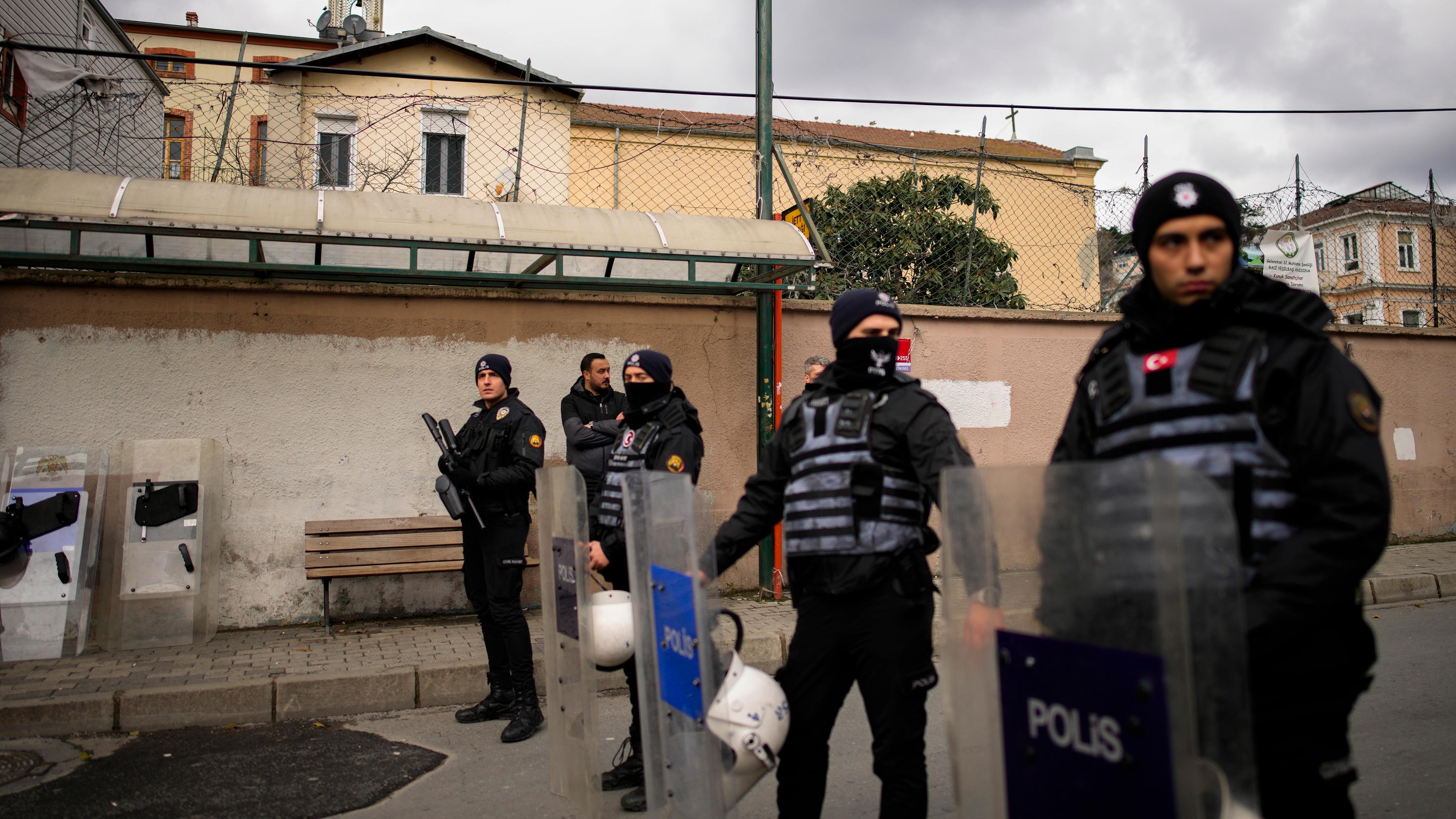 Türkische Polizisten stehen in einem abgesperrten Bereich vor der Santa-Maria-Kirche in Istanbul Wache. 