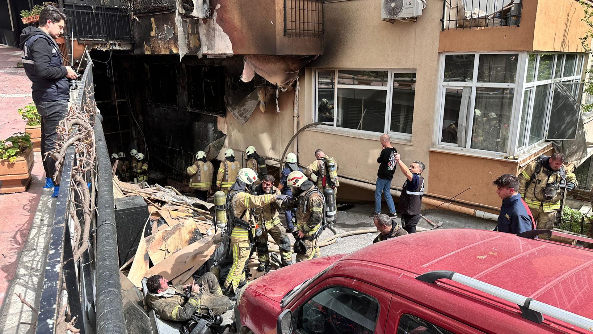 Feuerwehrleute versuchen den Brand in einem Istanbuler Nachtclub unter Kontrolle zu bringen