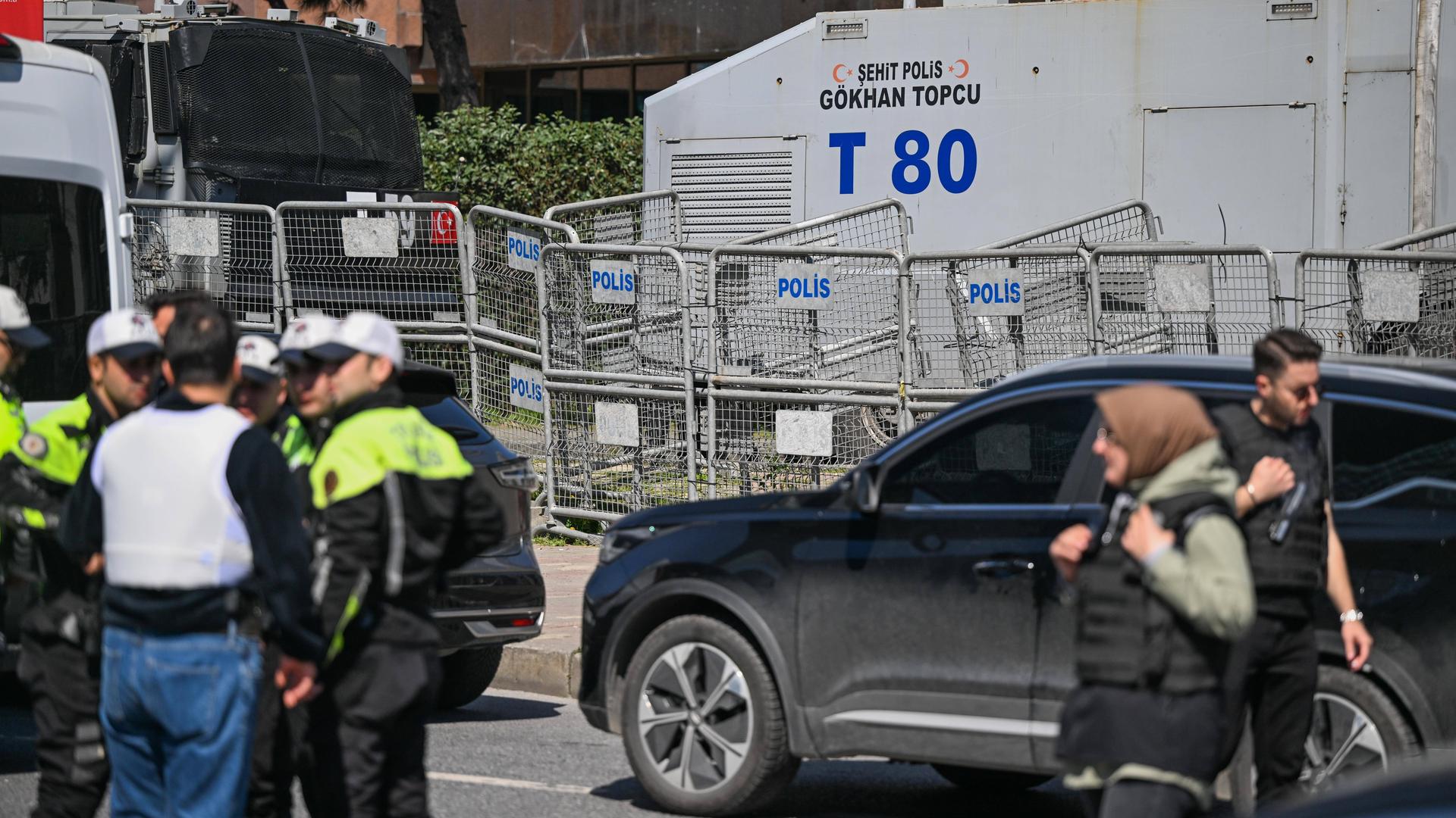 Vor dem israelienischen Konsulat stehen Einsatzkräfte