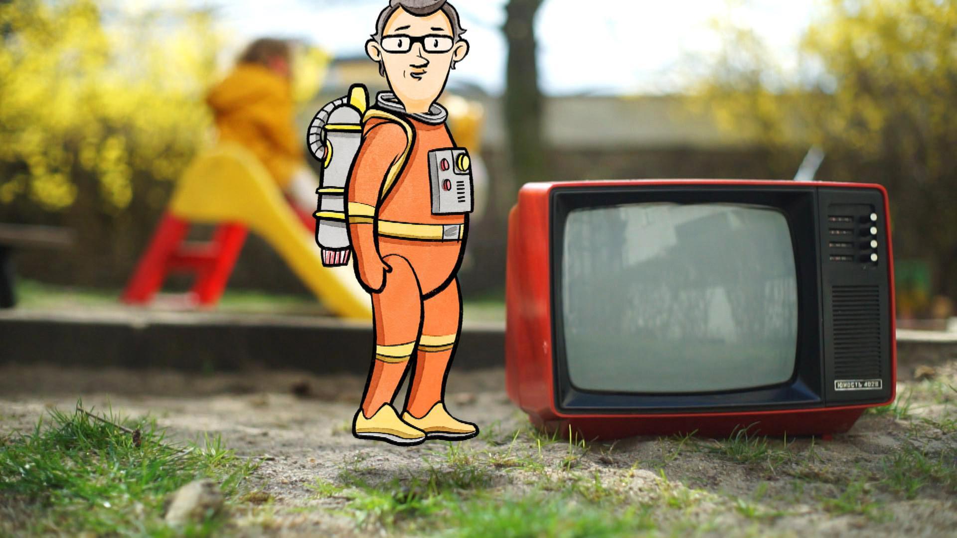 Ein kleiner Comic-Astronaut steht neben einem alten Fernsehgerät. Er trägt einen orangeroten Raumanzug und hat die Züge von Volker Strübing, dem Autor des Films. Im Hintergrund in der Unschärfe spielen Kinder auf einer Rutschbahn. 