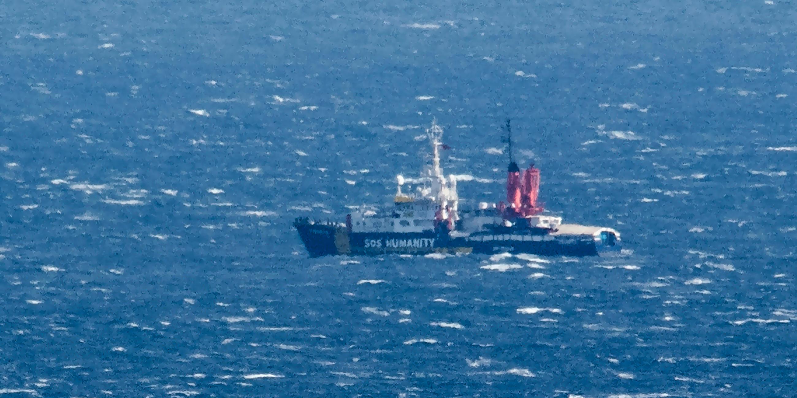 Italien, Aci Reale: Das von der SOS Humanity, einer Organisation aus Deutschland, betriebene Rettungsschiff SOS Humanity 1 ist auf See vor der Küste zu sehen.