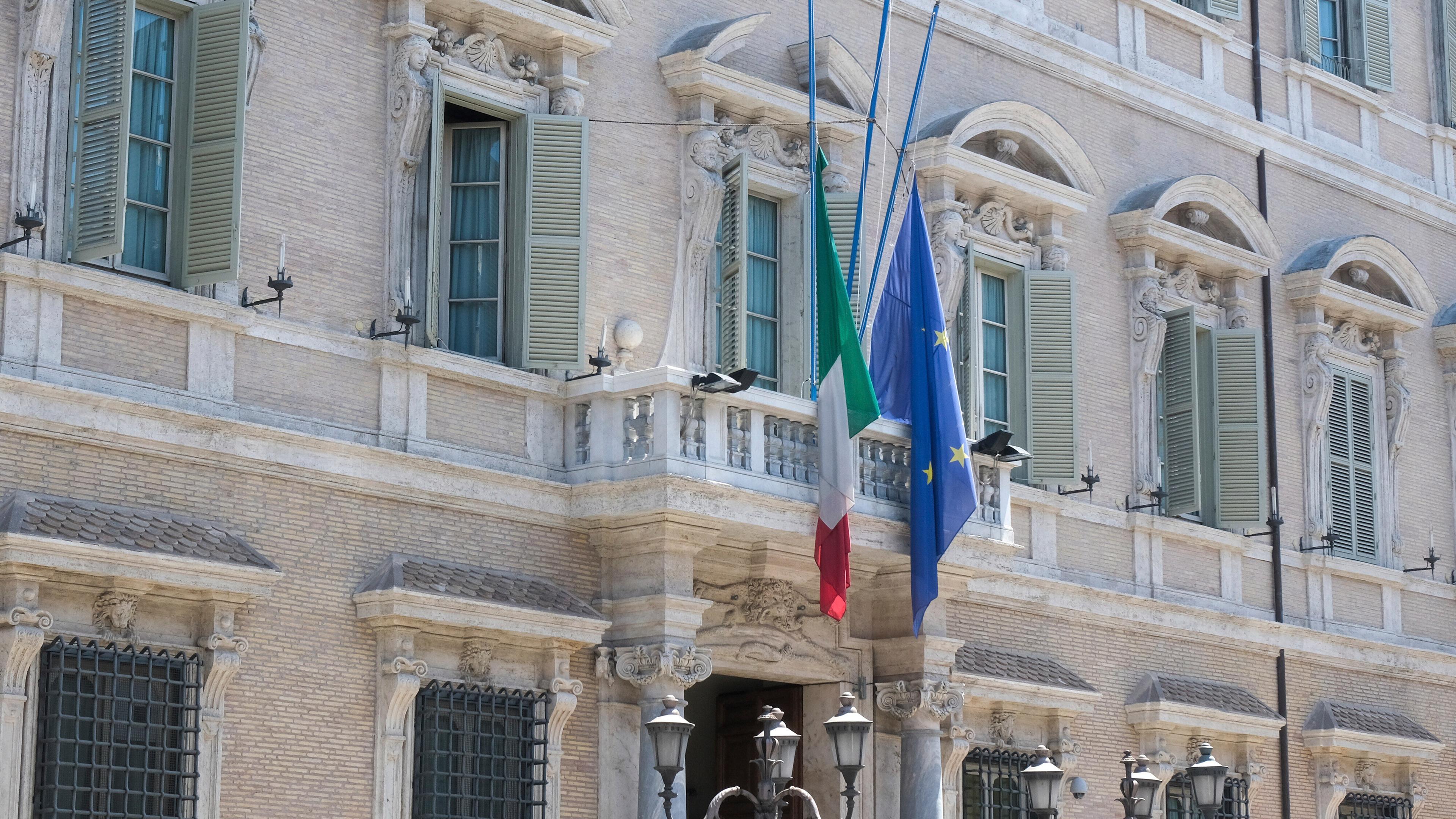 Italien, Rom: Die italienische und die europäische Flagge wehen am Gebäude des Senats auf Halbmast.