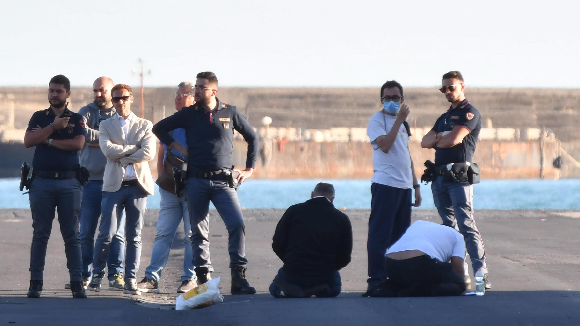 Italien, Catania: Drei Migranten sind vom Rettungsschiff Geo Barens im Hafen von Catania ins Meer gesprungen.
