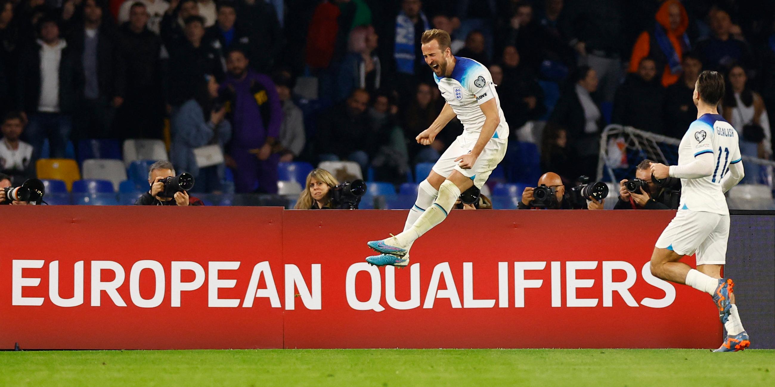 Fußball-EM-Quali Italien - England: Harry Kane springt in die Luft und feiert sein Elfmeter-Tor zum 2:0