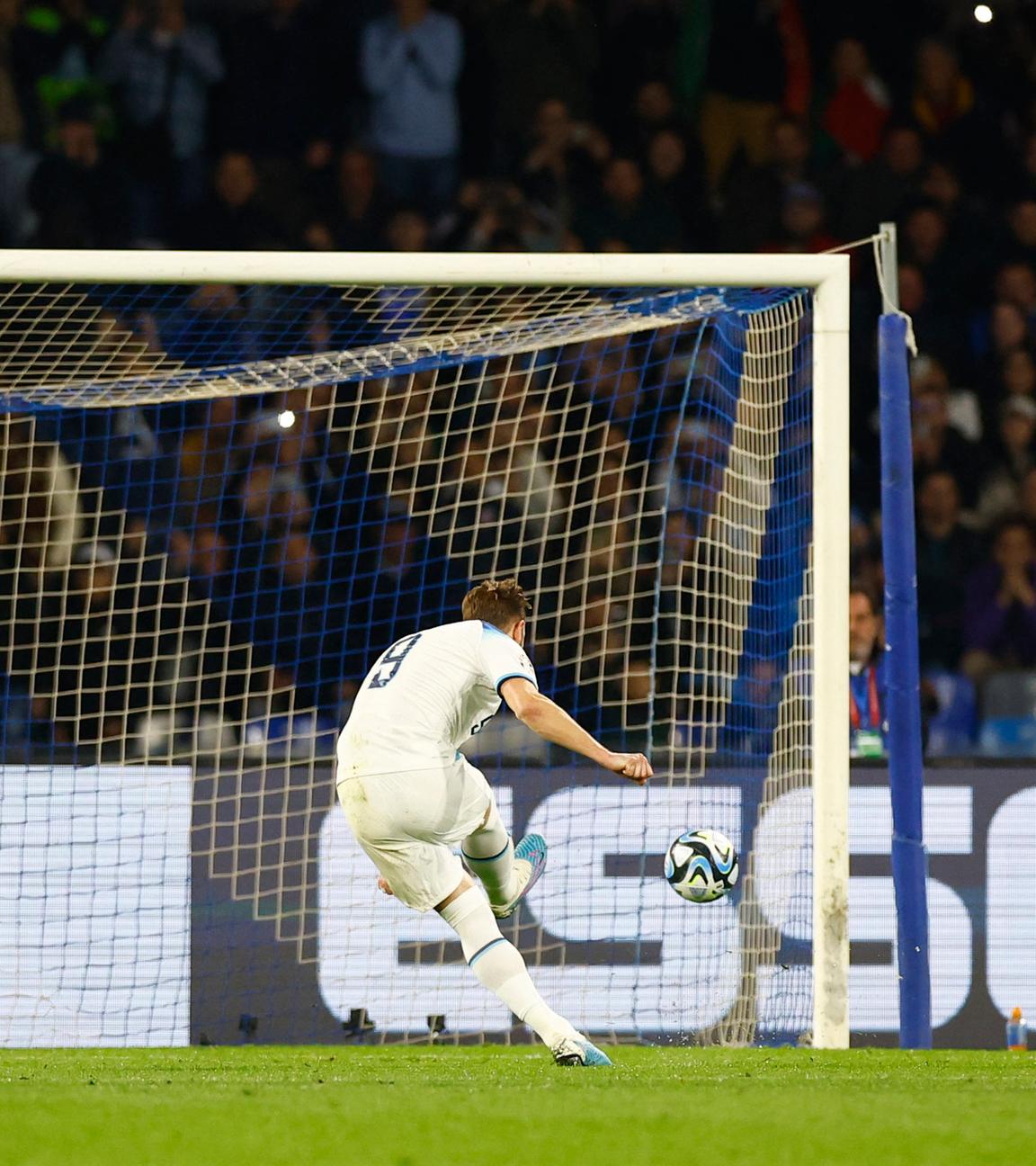 Fußball-EM-Quali Italien - England: Harry Kane erzielt per Elfmeter das 2:0 für England