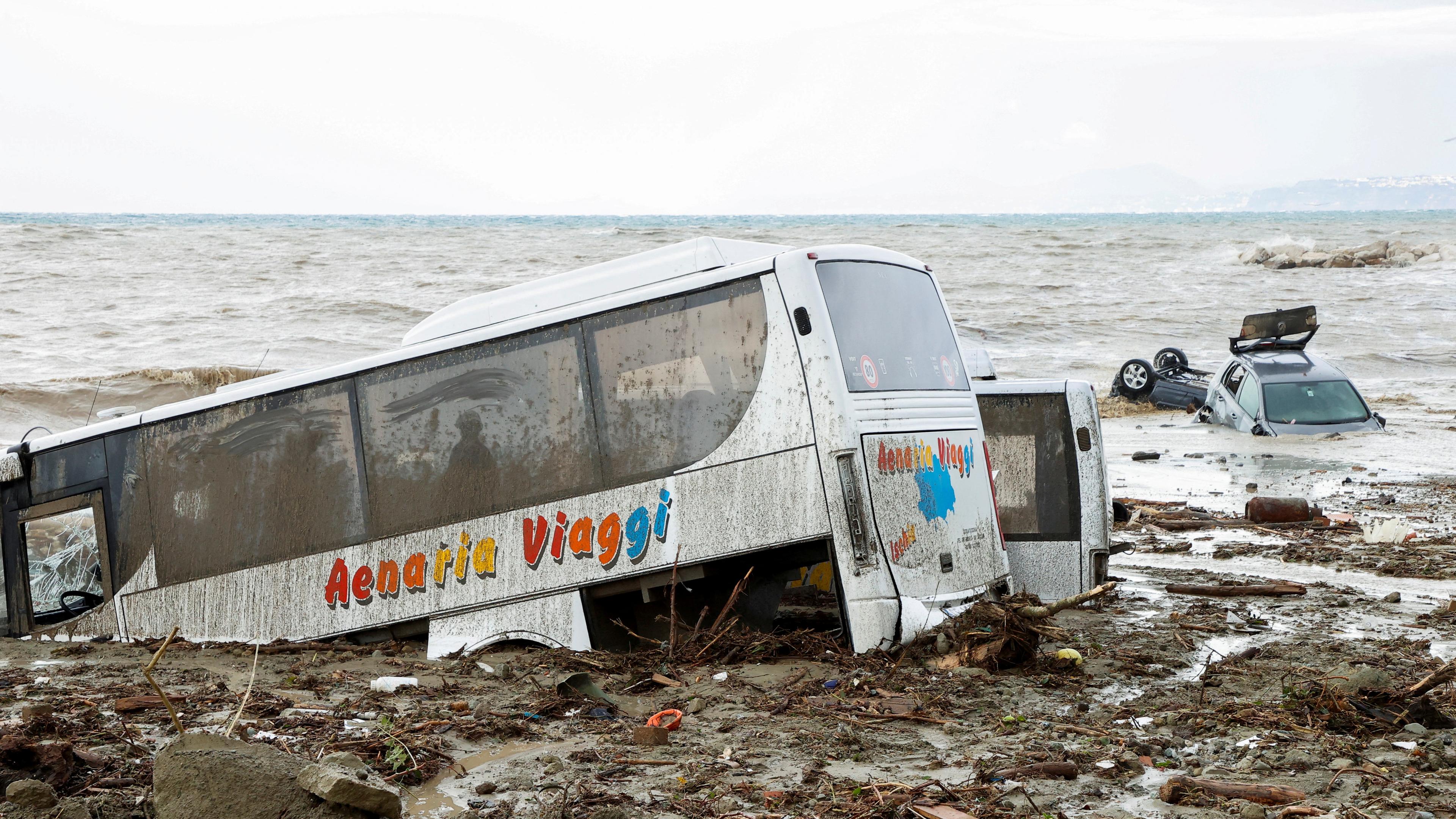Ein beschädigtes Auto an der Küste von Ischia nach einem schweren Erdrutsch am Samstag.