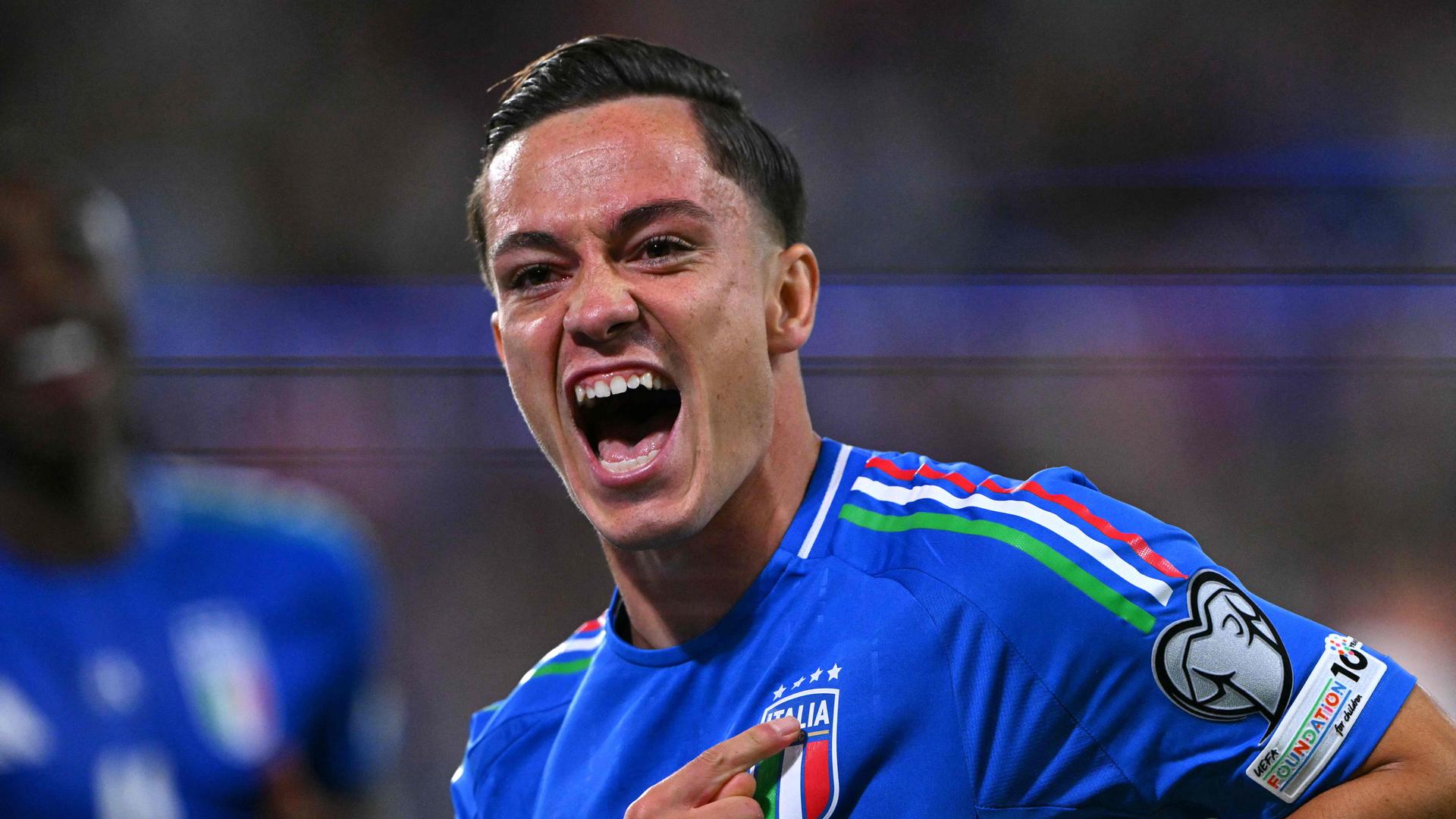 Italiens Giacomo Raspadori jubelt über seinen Treffer und zeigt auf das Wappen Italiens auf seinem Trikot