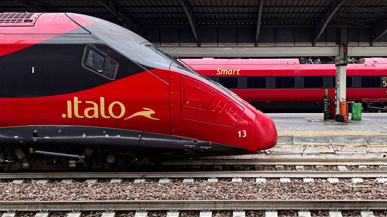 Ein Italo-Hochgeschwindigkeitszug steht am 16.11.2025 am Bahnhof Venezia Santa Lucia in Venedig, Italien.