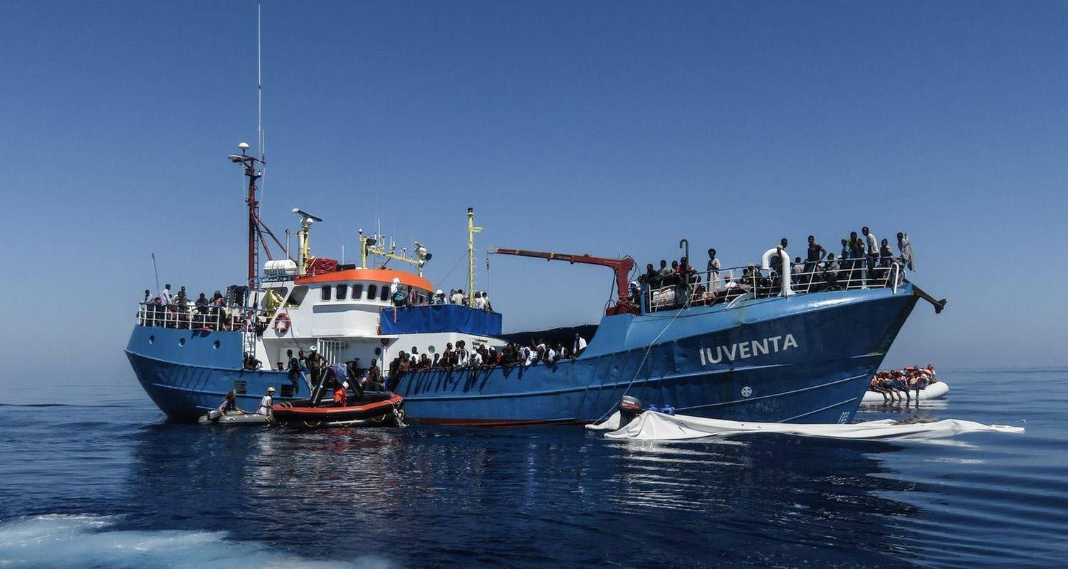 Flüchtlinge sitzen bei einem Einsatz an Bord des Schiffes "Iuventa".