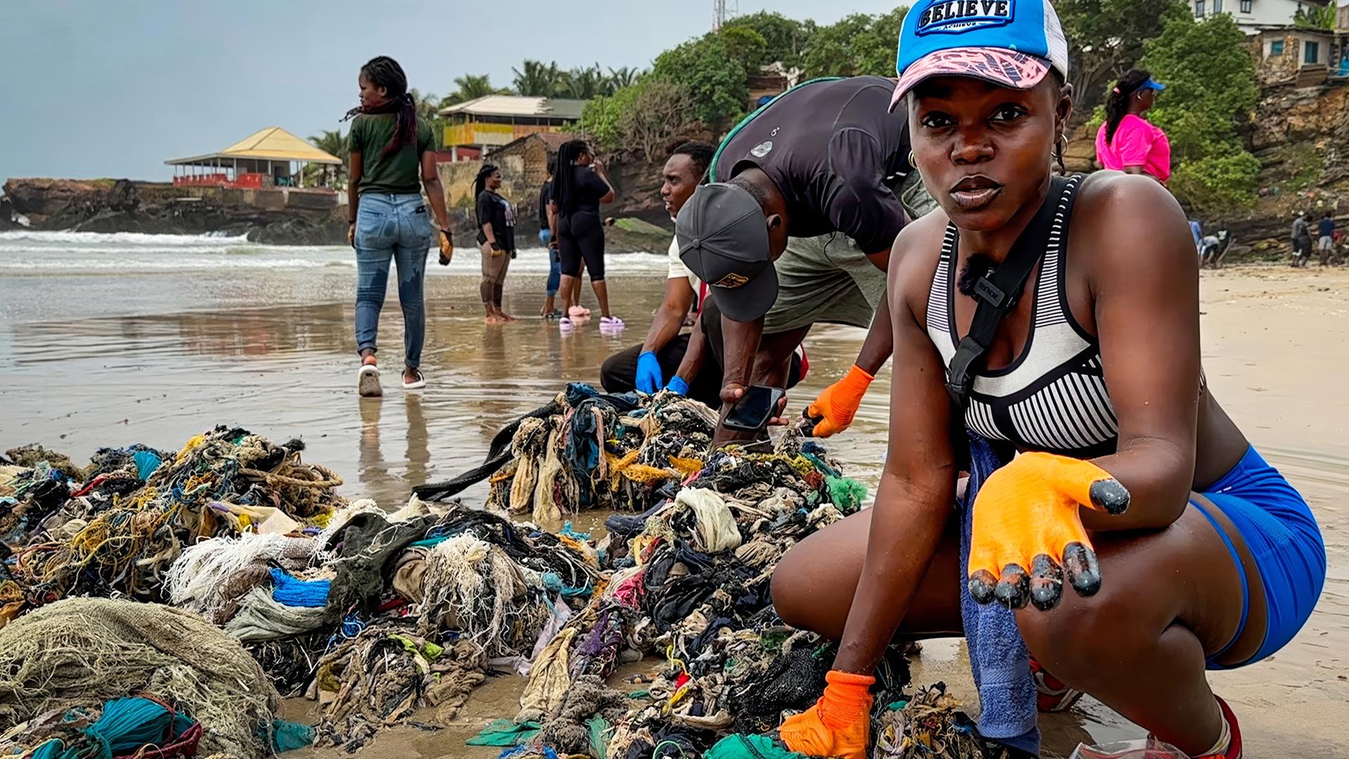 Iveth Stunner beim Beach Clean-Up, um Altkleiderabfälle am Strand zu beseitigen.
