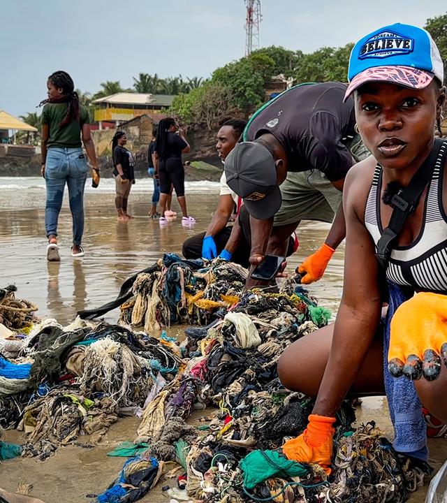 Iveth Stunner beim Beach Clean-Up, um Altkleiderabfälle am Strand zu beseitigen.
