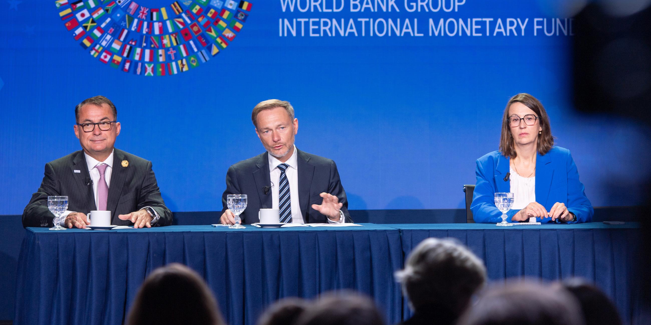 Joachim Nagel, Christian Lindner und seine Sprecherin Nadine Kalwey sitzen am 13.10.2023 bei einer Pressekonferenz bei der Jahrestagung des Internationalen Währungsfonds und der Weltbank.