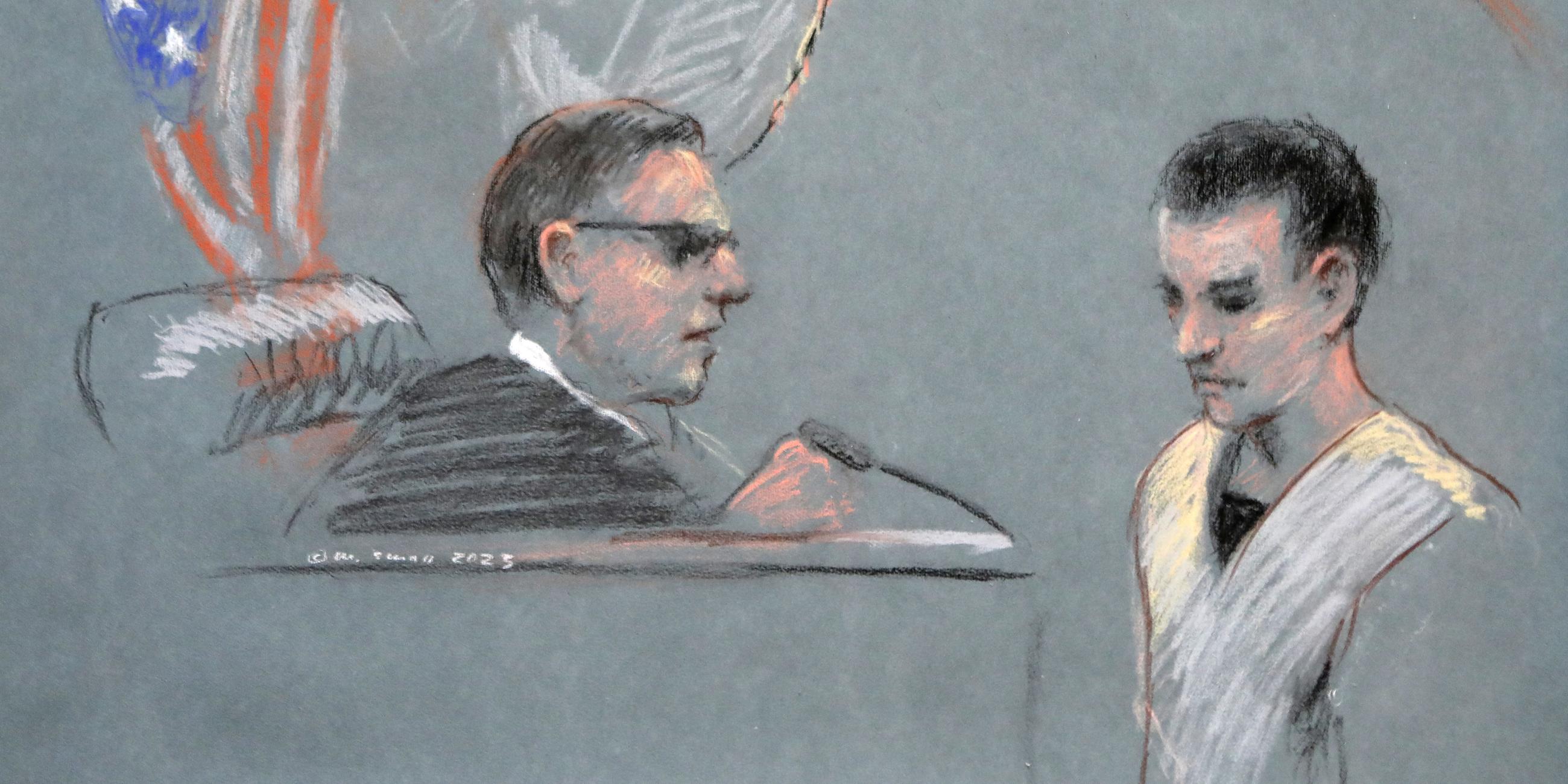 Jack T., ein Soldat der U.S. Air Force National Guard, der beschuldigt wird, streng geheime militärische Geheimdienstdaten online weitergegeben zu haben, erscheint am 14. April 2023 vor einem Bundesrichter in Boston, Massachusetts, USA, in einem Gerichtssaal.