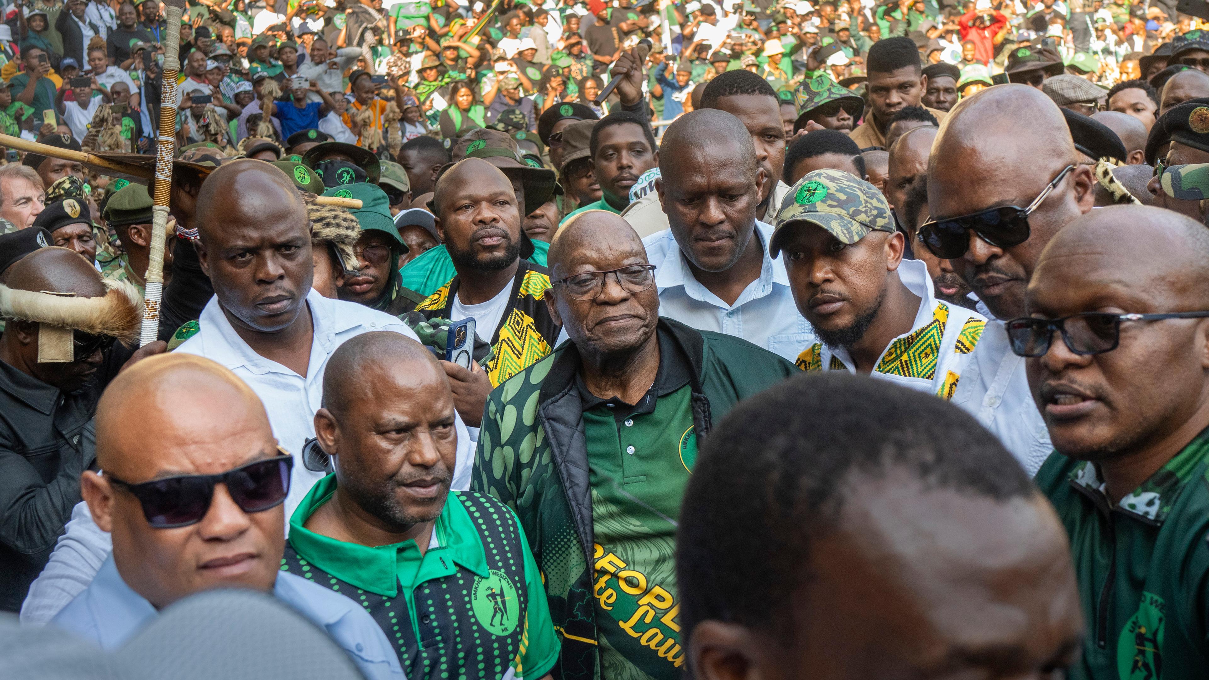 Jacob Zuma kommt im Stadium in Johannesburg an um seine neue Partei uMkhonto weSizwe vorzustellen