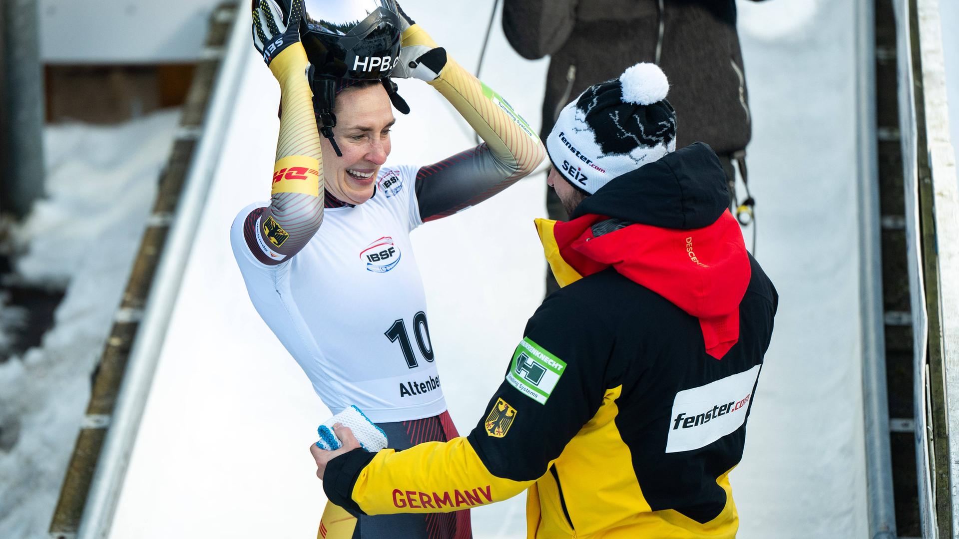 Skeletonpilotin Jacqueline "Jacka" Pfeifer (Deutschland) jubelt am 16.01.2026 im Ziel über den Sieg im IBSF Skeleton Weltcup in Altenberg.