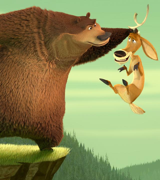 Boog steht auf einem Felsen und hält Elliot an seinem Geweih in die Höhe. Elliot schwebt verängstigt in der Luft, umgeben von einer weiten Naturlandschaft.