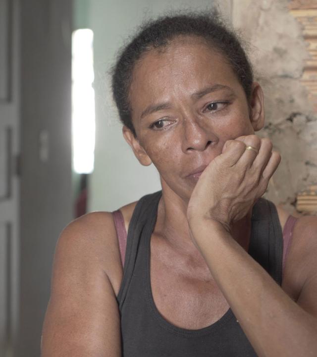 "Jagen, Prügeln, Lynchen - Brasiliens Selbstjustiz": Großaufnahme von Maria José Pires. Sie schaut traurig.