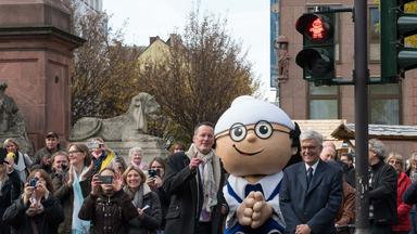 Deer Mainzer Oberbürgermeister Michael Ebling, Mainzelmännchen Det und ZDF-Intendant Dr. Thomas Bellut vor der Mainzelmännchen Ampel