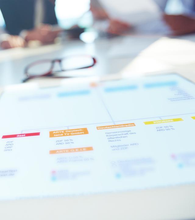 Arbeitsbesprechung mit Tablet