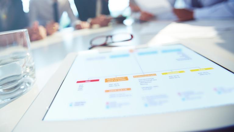 Arbeitsbesprechung mit Tablet