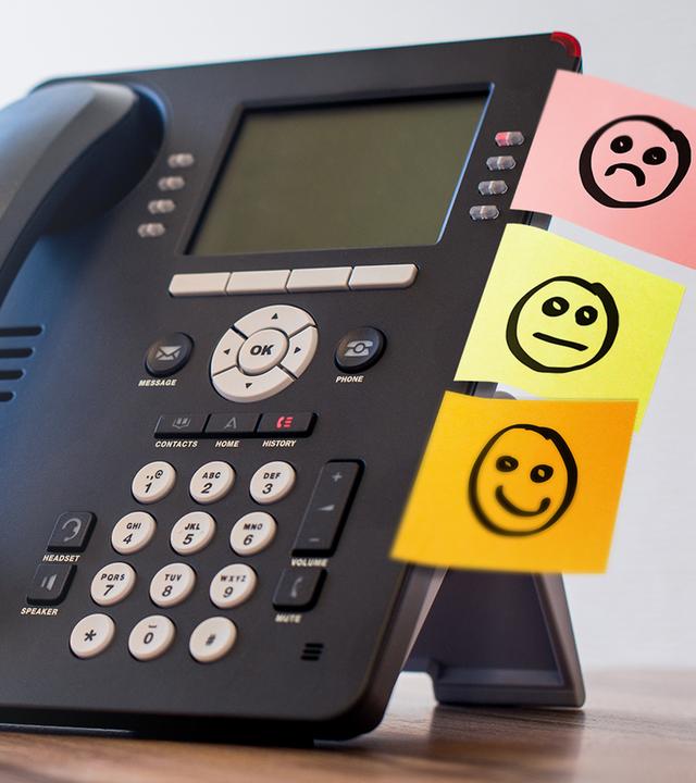 Telefonappat mit drei Smiley-Aufklebern