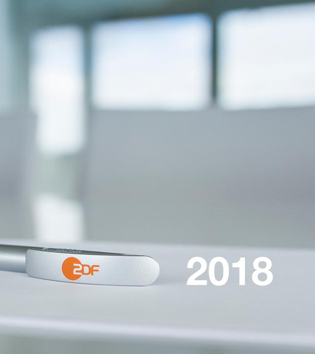 ZDF-Kugelschreiber in Nahaufnahme auf Schreibtisch