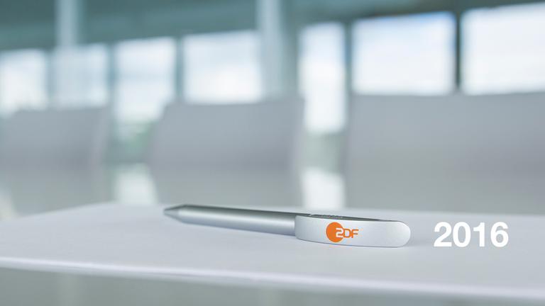 ZDF-Kugelschreiber in Nahaufnahme auf Schreibtisch