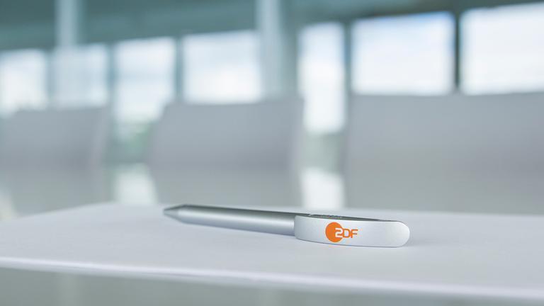 ZDF-Kugelschreiber in Nahaufnahme auf Schreibtisch