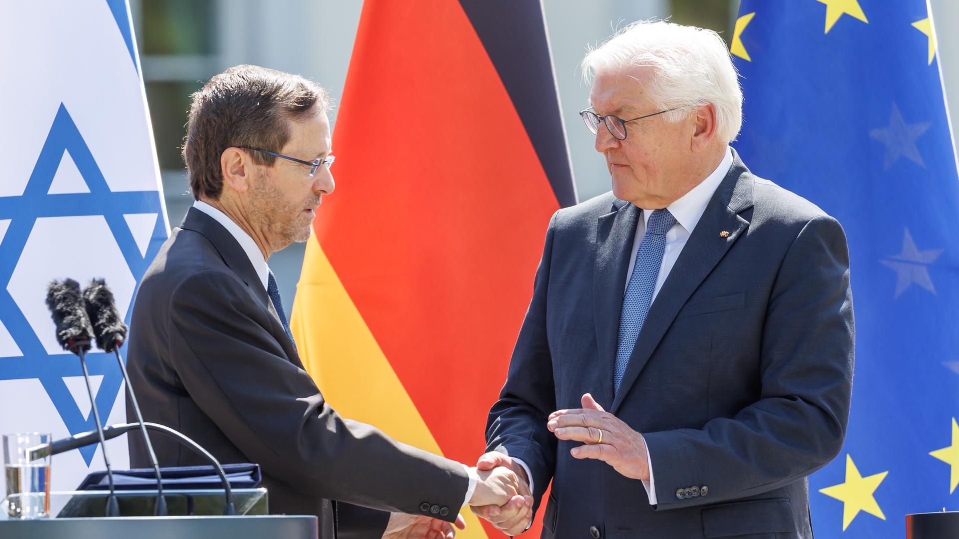 Bundesprasident Frank-Walter Steinmeier und der Praesident des Staates Israel, Isaac Herzog, geben eine gemeinsame Pressekonferenz am 12. Mai 2025 im Schloss Bellevue in Berlin.