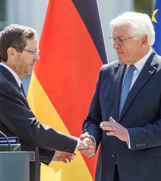 Bundesprasident Frank-Walter Steinmeier und der Praesident des Staates Israel, Isaac Herzog, geben eine gemeinsame Pressekonferenz am 12. Mai 2025 im Schloss Bellevue in Berlin.