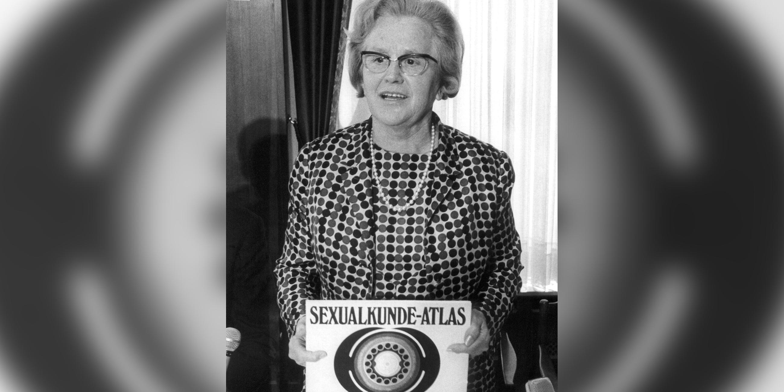 Die Politikerin Käte Strobel stellt am 10. Juni 1960 den Sexualkunde-Atlas für den Schulunterricht vor.