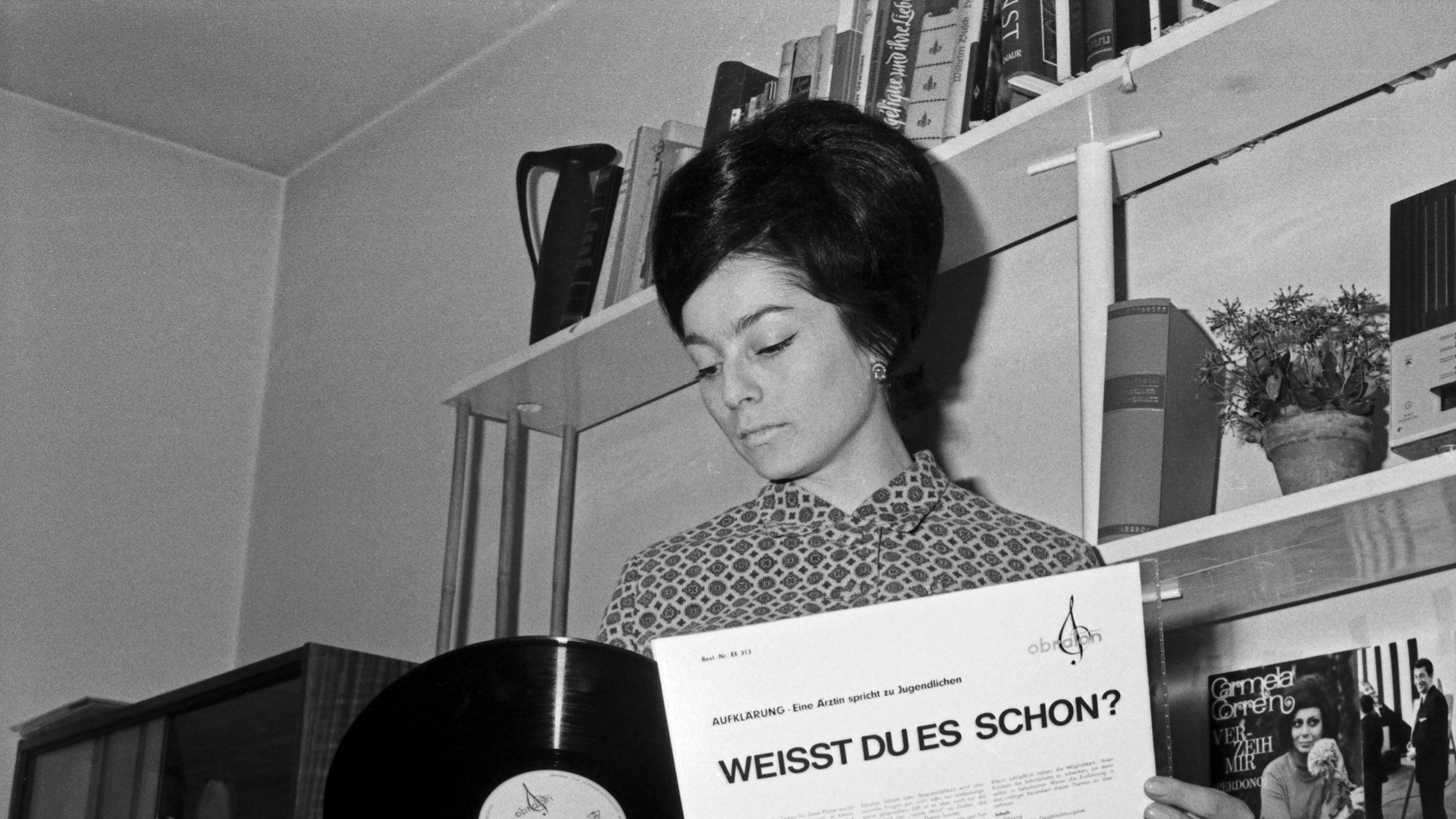 Elisabeth Erlacher mit der Aufklärungsschallplatte "Weißt Du es schon?" (Archivbild 1960er Jahre)