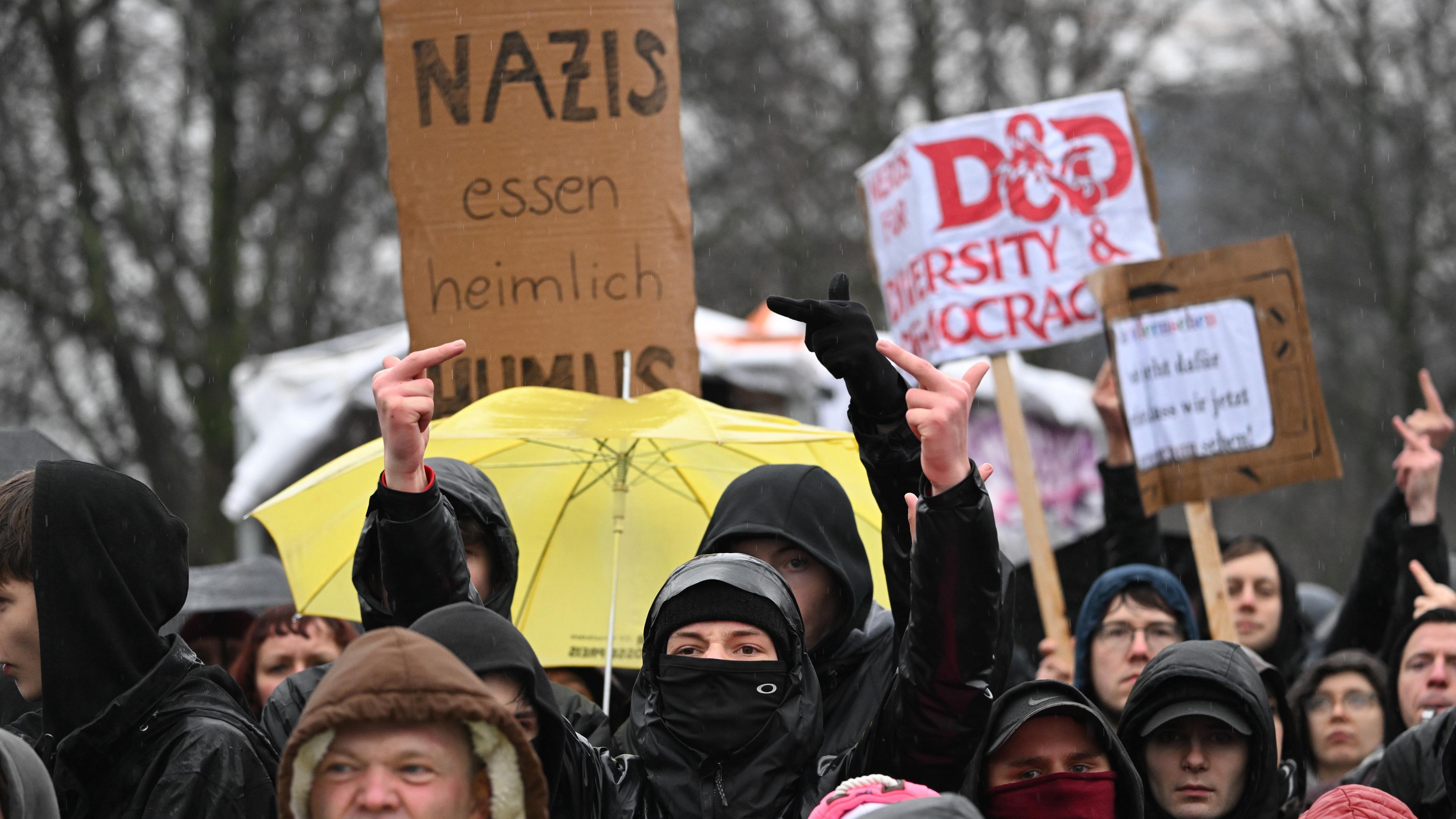 Sachsen, Dresden: Gegendemonstranten protestieren gegen einen Aufmarsch von Rechtsextremen anlässlich des 79. Jahrestages der Zerstörung Dresdens im 2. Weltkrieg.