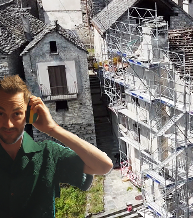 Ein Moderator Steht vor einem in Gerüste eingedecktes Haus mit Ohrenschutz.