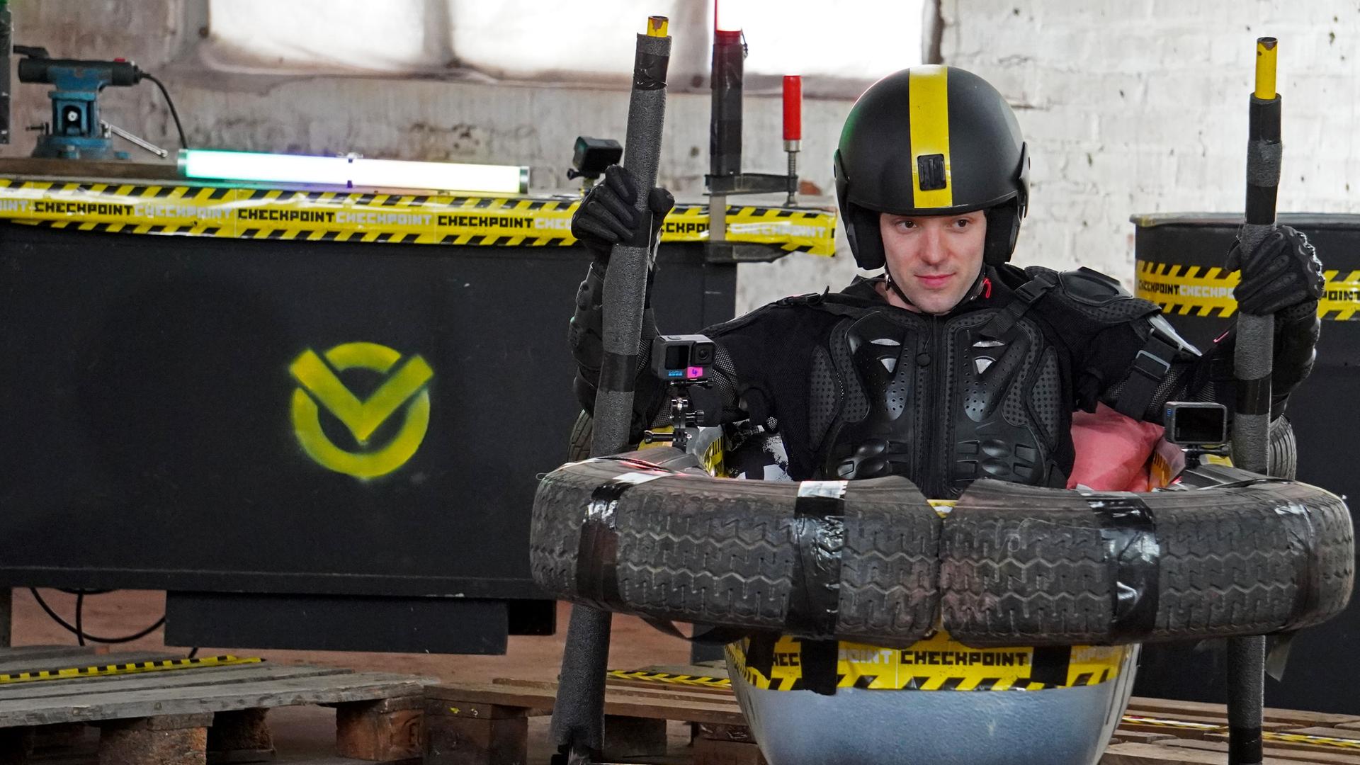 heckpoint: Leopold sitzt in einem DIY-Jahrmarkts-Gefährt, bestehend aus Autoreifen, einer kleinen Wanne und einem Untersatz mit Rollen.