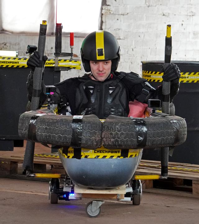 Checkpoint: Leopold sitzt in einem DIY-Jahrmarkts-Gefährt, bestehend aus Autoreifen, einer kleinen Wanne und einem Untersatz mit Rollen.