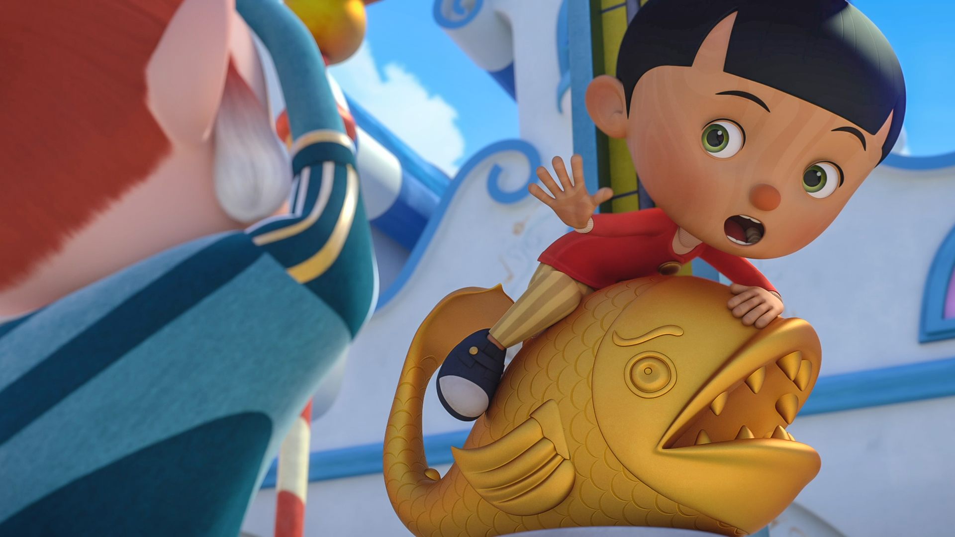 Pinocchio sitzt auf dem Glücksbringer des Dorfs, dem goldenen Fisch. Er hat seinen Mund weit aufgerissen, guckt erschrocken und streckt seine Hand aus.