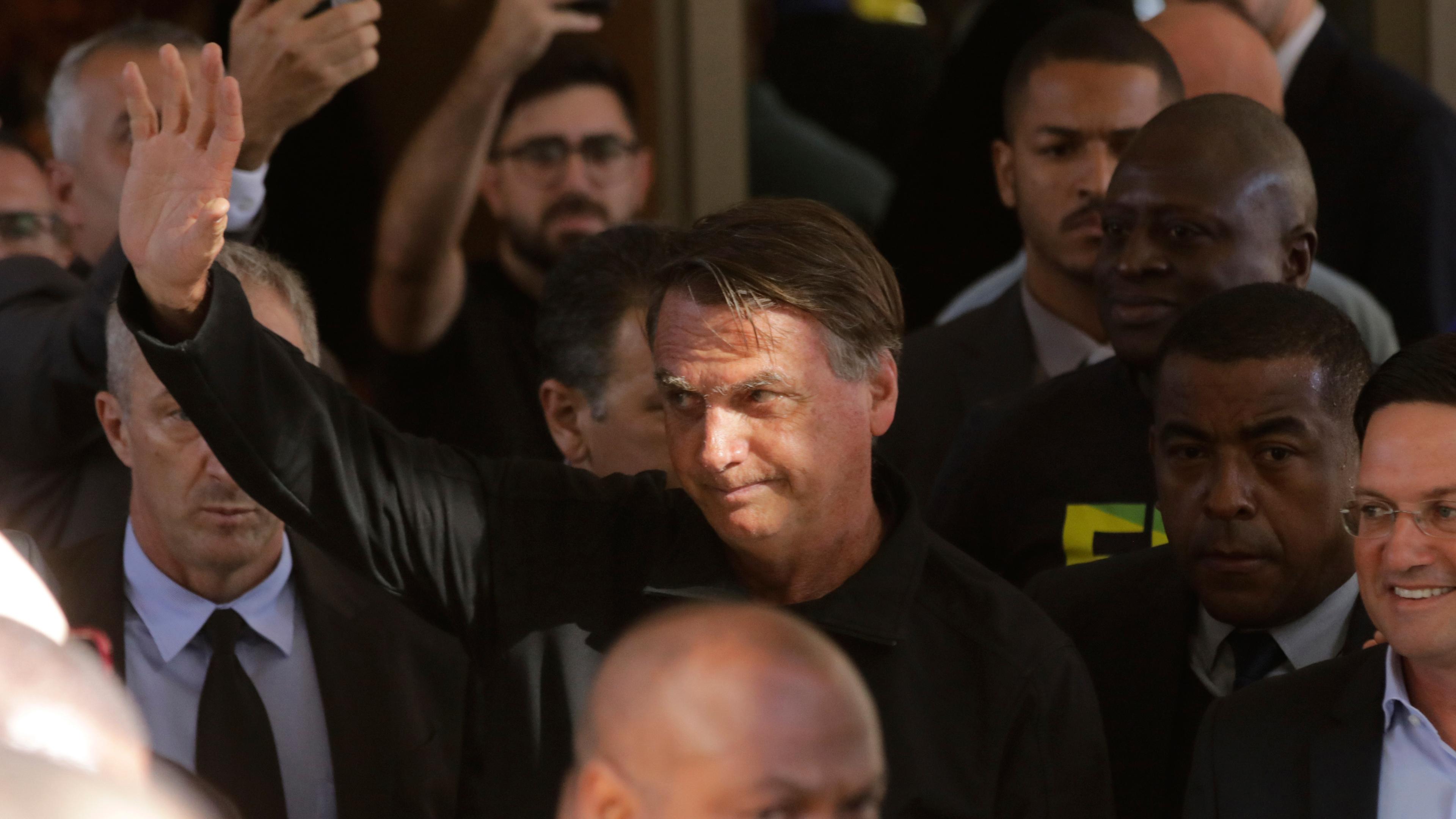 Der ehemalige brasilianische Präsident Jair Bolsonaro begrüßt seine Anhänger vor dem Sitz der Liberalen Partei in Brasília, Brasilien.