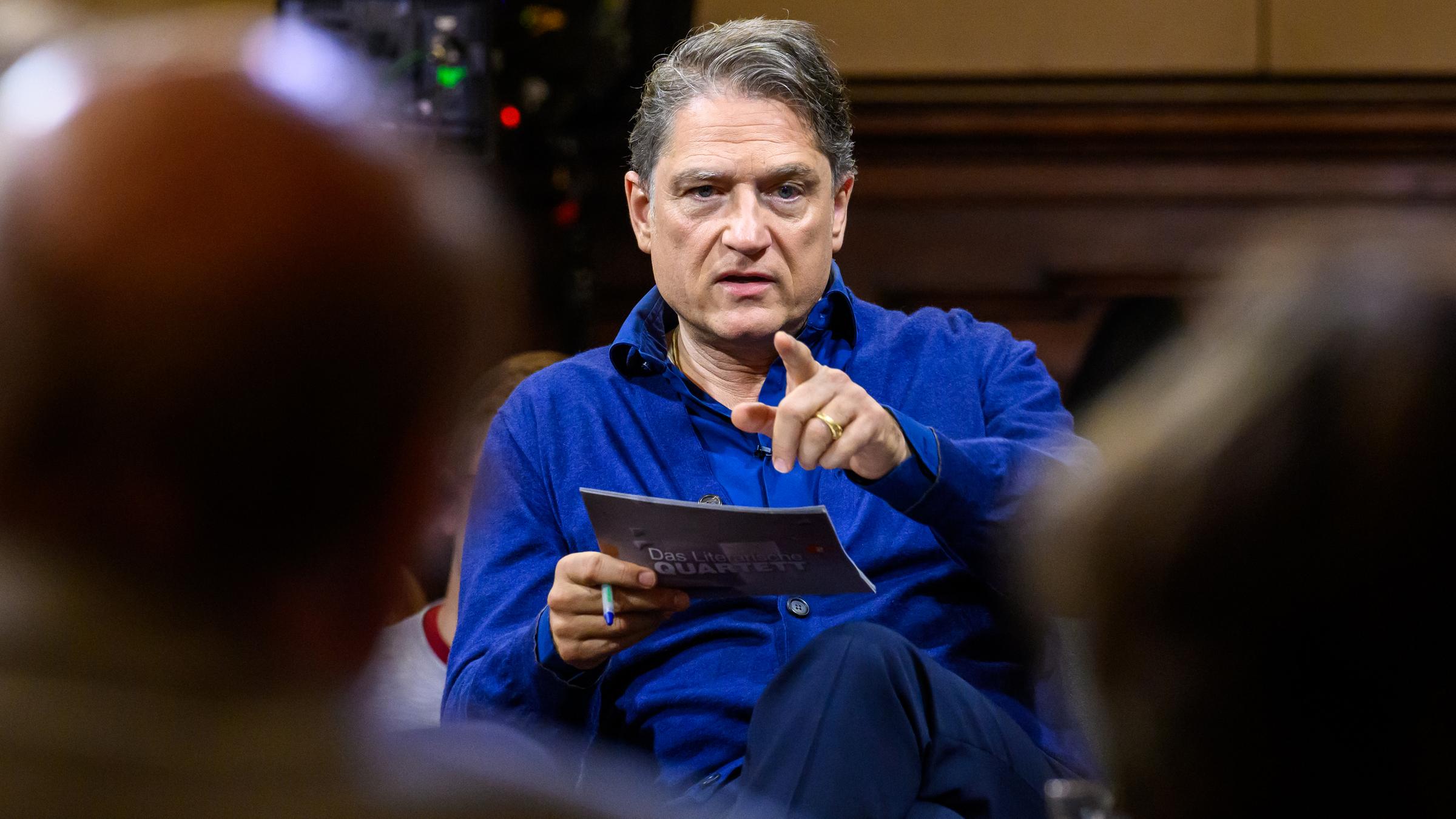 Jakob Augstein gestikulierend. Totale. 