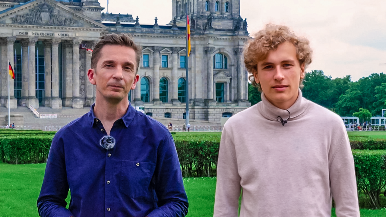 Klimaaktivist Jakob Blasel und Eric Mayer vor dem Reichstagsgebäude