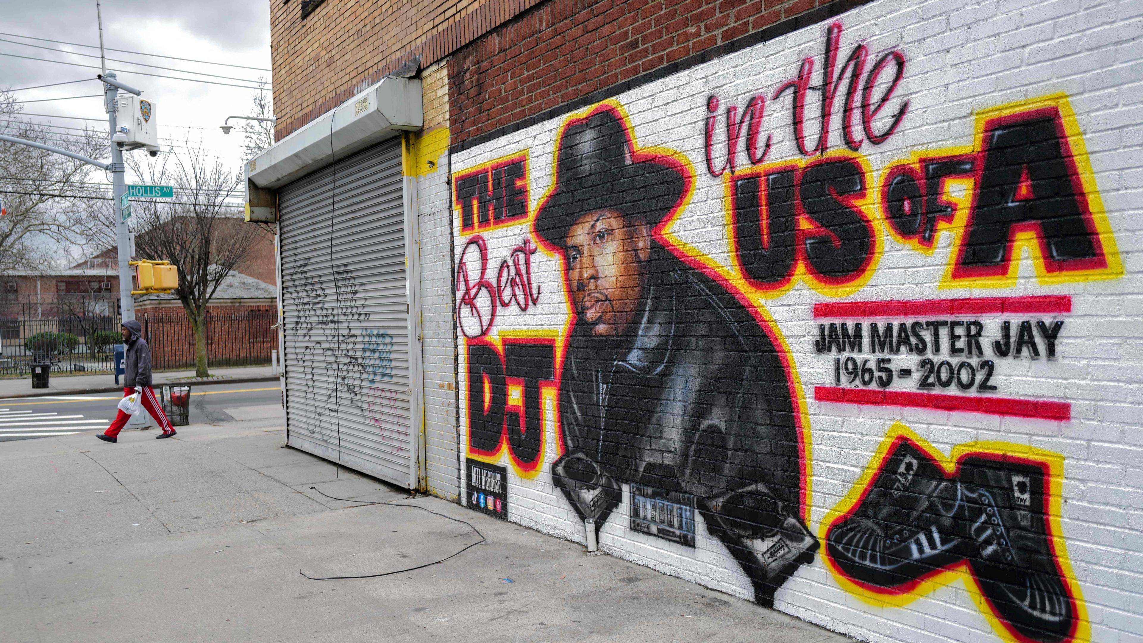 Graffiti zum Gedenken an Jam Master Jay - den ermordeten DJ der Rap-Legenden Run D.M.C.