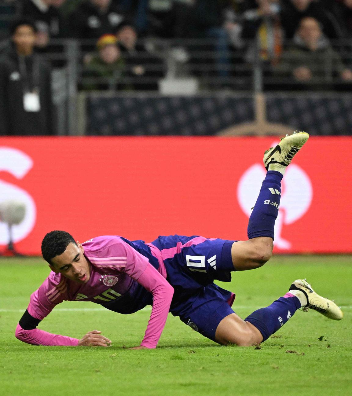 Jamal Musiala stürzt während des Freundschaftsspiels zwischen Deutschland und den Niederlanden am 26.03.2024 in Frankfurt am Main. 