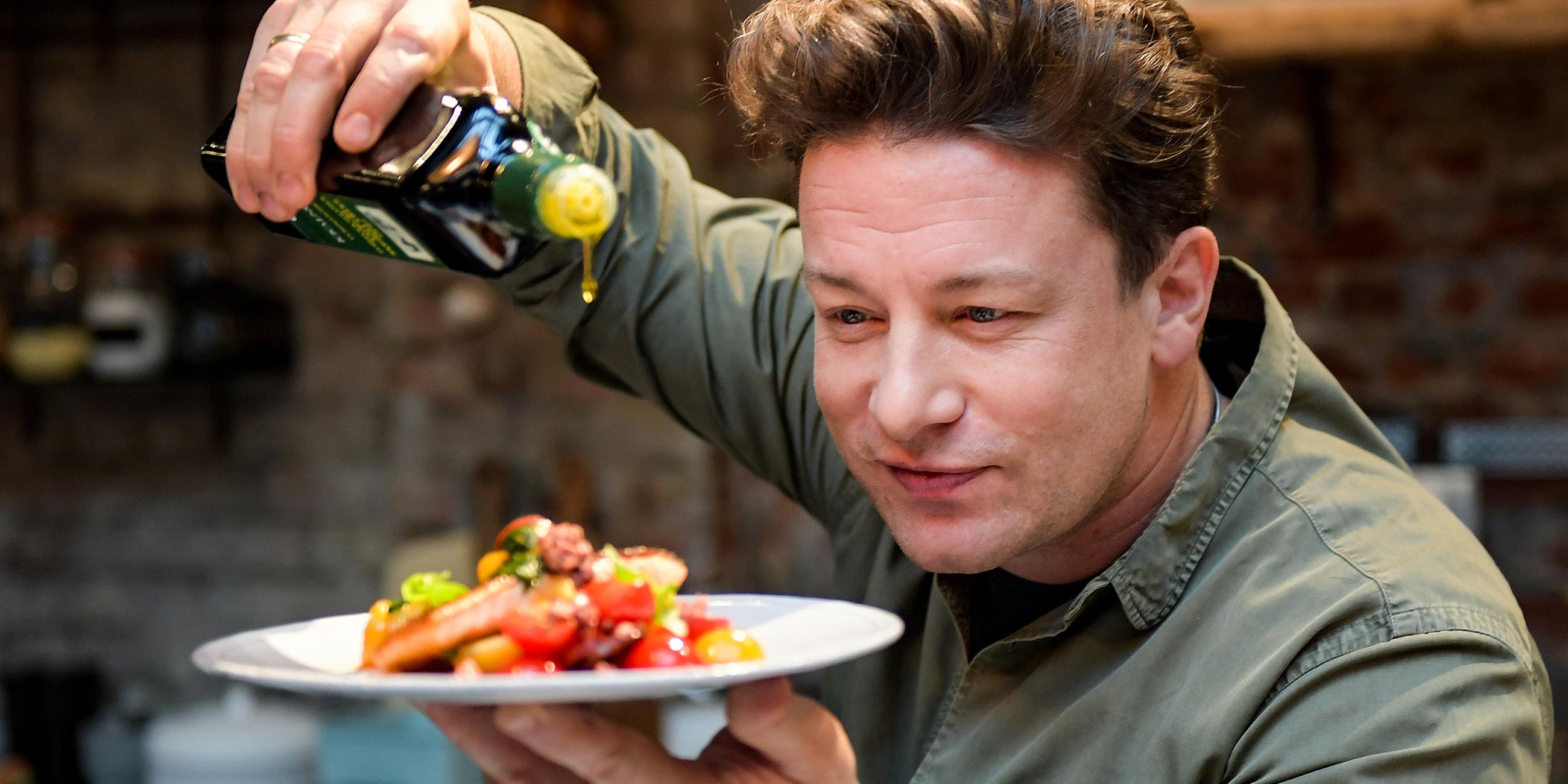 Archiv, Hamburg: Der britische Koch Jamie Oliver kocht in der One Kitchen Kochschule. 