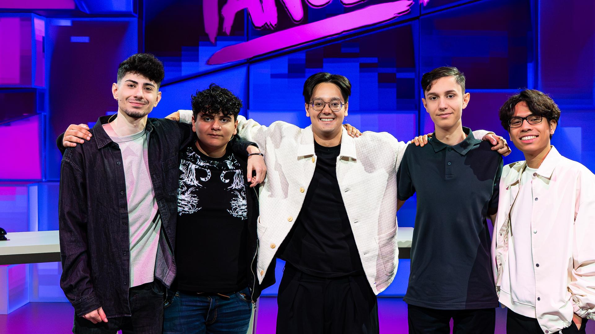 Tanoshii: Jamie, Tru4Smash, Raafey, Hashem und AniMino stehen im Tanoshii-Studio.