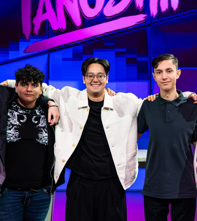 Tanoshii: Jamie, Tru4Smash, Raafey, Hashem und AniMino stehen im Tanoshii-Studio.
